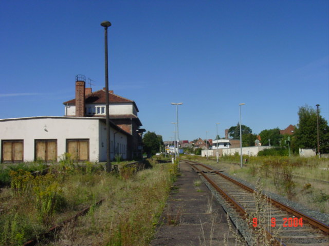 Die ehemalige G�terverladerampe im Bf Ro�leben; 09.09.2004 (Foto: Carsten Klinger)