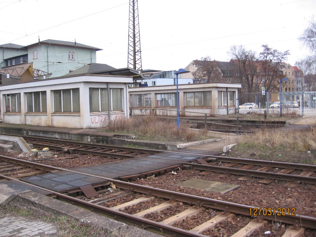 Die Eing�nge zur Unterf�hrung am Bahnsteig 1 und 2 in Naumburg Hbf; 12.03.2012 (Foto: Hans Grau)