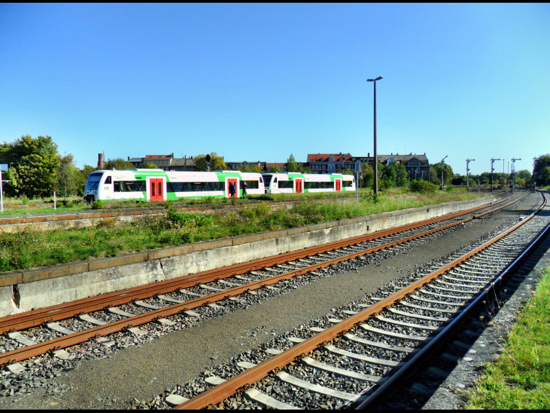 Die  ELSTER SAALE BAHN  in Zeitz. EB VT 302  Stadt Zeitz  + VT xxx als EBx 37448 von Saalfeld nach Leipzig Hbf, am 30.09.2012 bei der Ausfahrt in Zeitz.