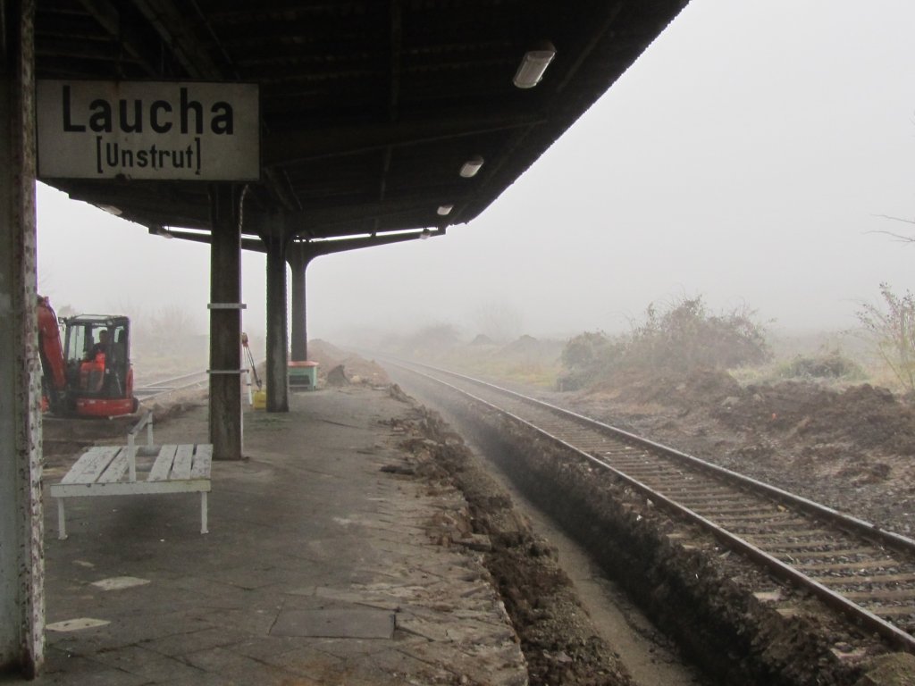 Die entfernte Bahnsteigkante am Gleis 7 w�hrend der Umbauarbeiten im Bf Laucha; 15.11.2011 (Foto: Dieter Thomas)
