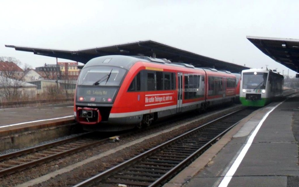 Die Erfurter Bahn erstmals in Zeitz. Ab dem kleinen Fahrplanwechsel im Juni wird die EB die Strecke zwischen Gera und Leipzig im Personenverkehr �bernehmen. Hier eine Zugkreuzung im Bf Zeitz w�hrend der Streckenerkundungsfahrten am 11.03.2012. Links DB 642 xxx als RB 16378 (Gera Hbf - Leipzig Hbf), rechts auf Gleis EB VT 009 als DLr 92272 nach Gera Hbf.