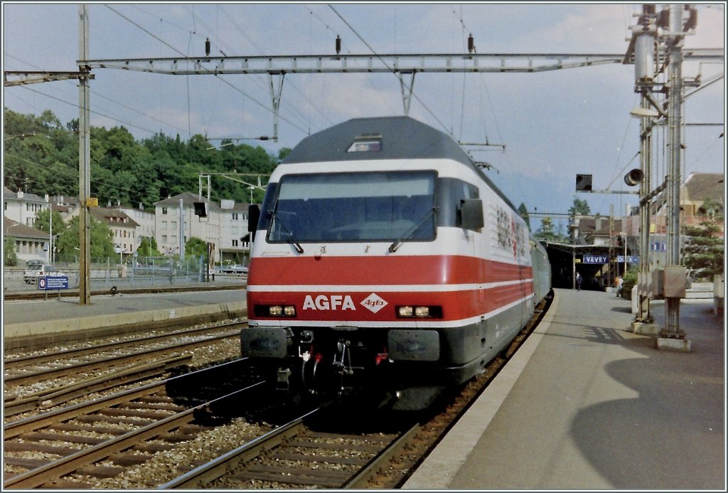 Die erste SBB Werbelok: die Re 460 015 mit einem Schellzug Richtung Lausanne beim Halt in Vevey. Scann)
Aug. 1994