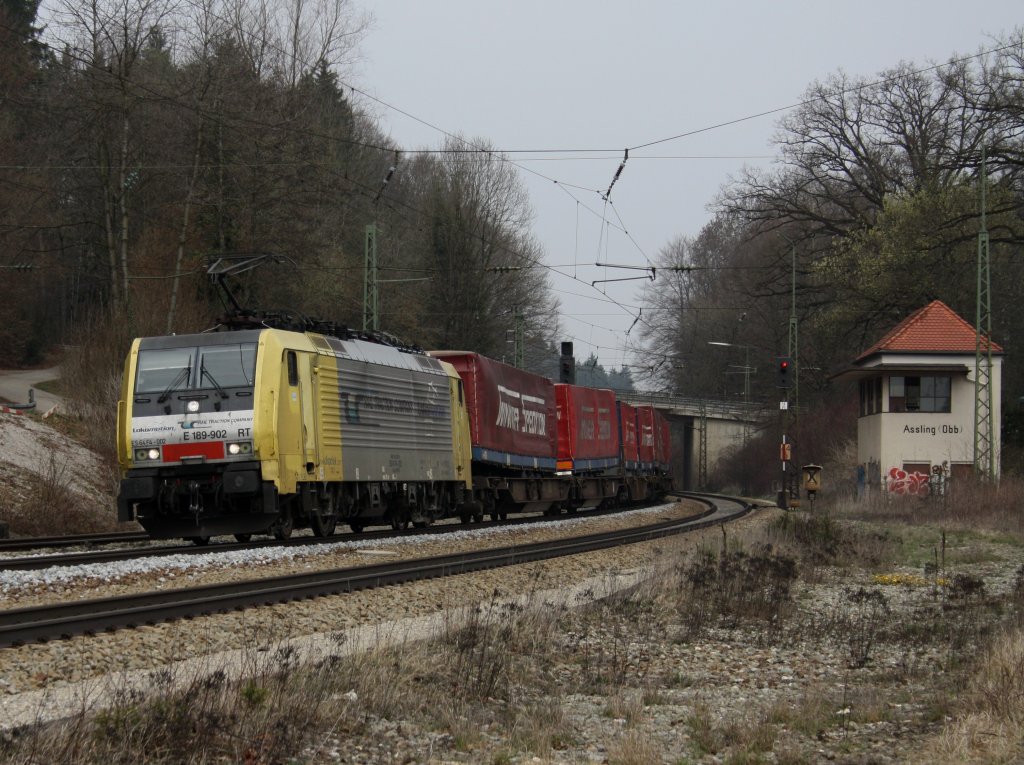 Die ES 64 F4-002 am 04.04.2009 mit dem Winner Express bei der Durchfahrt in Aling. 
