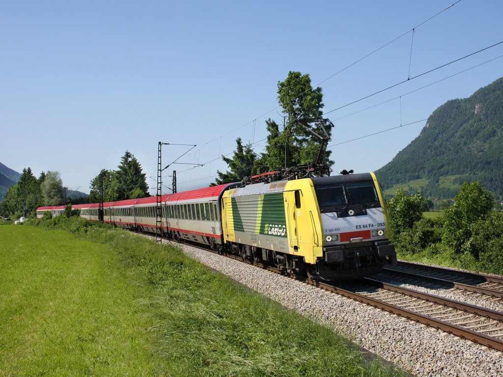 Die ES 64 F4-093 am 05.06.2010 mit einem Brenner EC unterwegs bei Neideraudorf. 