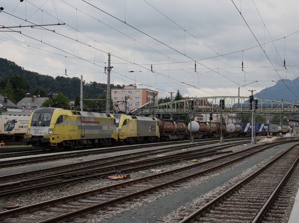 Die ES 64 U2-033 und die ES 64 U2-013 am 11.07.2009 mit einem KLV Zug bei der Ausfahrt aus dem Salzburger Hbf. 
