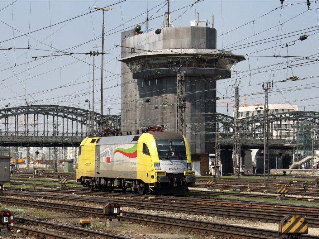 Die ES 64 U2-061 am 13.04.2009 bei einer Rangierfahrt im Mnchner Hbf. 
