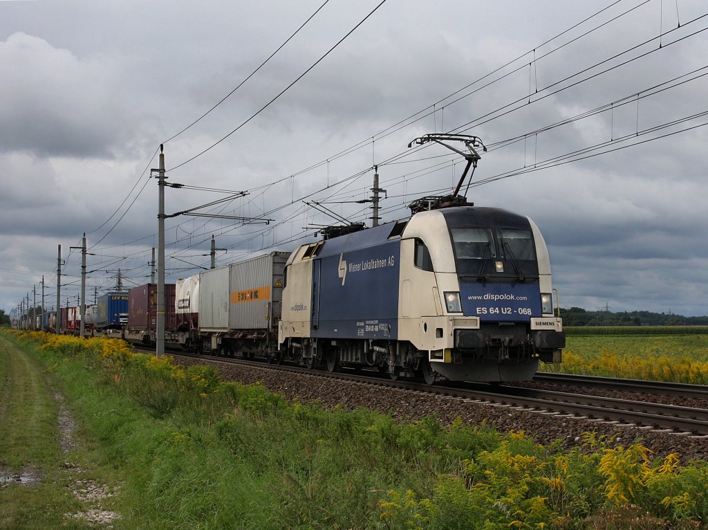 Die ES 64 U2-068 am 28.08.2010 mit einem KLV-Zug unterwegs bei Oftering.
