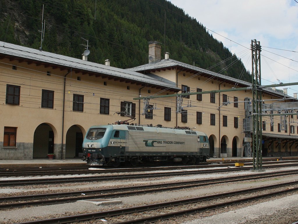 Die EU 43 002 am 11.06.2009 bei einer Rangierfahrt im Bahnhof Brenner.
