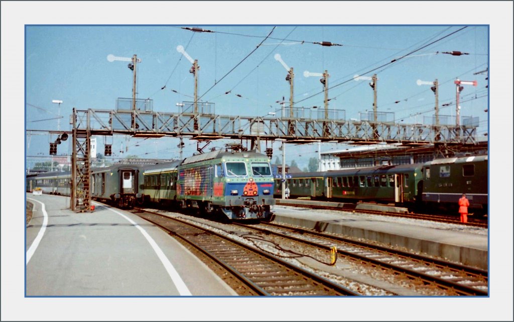 Die ex SBB Re 4/4 IV als  Mrklinc Metallkasten -Werbelok unter der schnen Signalbrcke von Romanshorn. 
(26.Sept. 1996/Gescanntes Negativ)