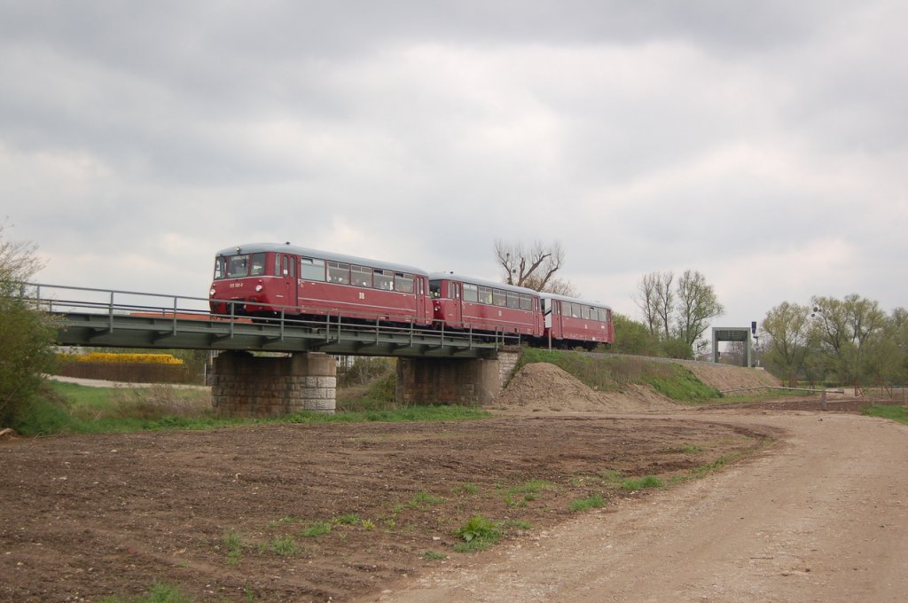 Die Ferkeltaxen 172 132-3 + 172 171-1 + 172 760-1 von K�stner Schienenbusreisen als Sonderfahrt von Chemnitz Hbf nach Freyburg, zum am 01.05.2013 stattgefundenen Weinfr�hling, bei Ro�bach. (Foto: dampflok015)