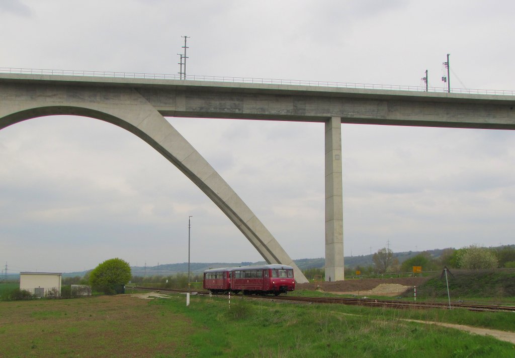 Die Ferkeltaxen 172 171-1 + 172 132-3 von K�stner Schienenbusreisen bei einer Scheineinfahrt am 01.05.2013 in Karsdorf, unterhalb der neuen Unstruttalbr�cke f�r die Neubaustrecke von Erfurt nach Leipzig/Halle.