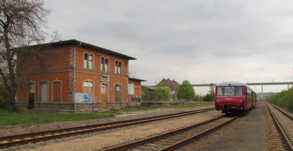 Die Ferkeltaxen 172 171-1 + 172 132-3 + 172 160-1 von K�stner Schienenbusreisen standen am 01.05.2013 als DPE 25044 nach Chemnitz Hbf abfahrbereit in Karsdorf Bbf.