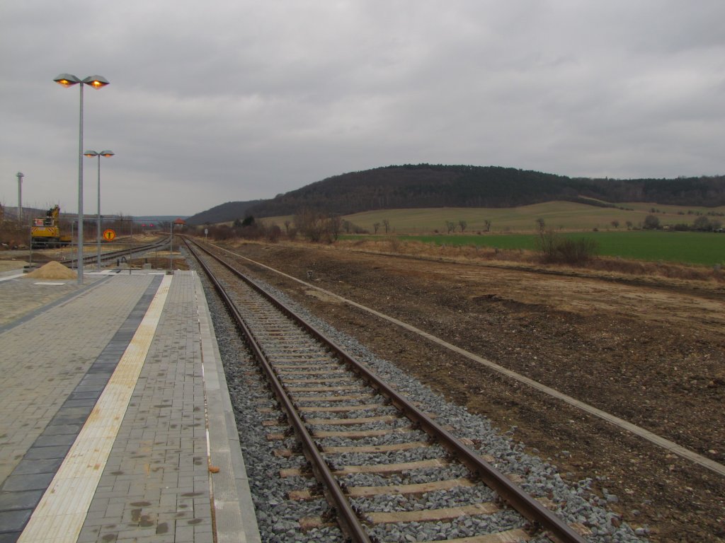 Die Fl�che der ehemaligen Bahnsteiggleise der Finnebahn und der modernisierte Bahnsteig 1 der Unstrutbahn, am 11.03.2012 in Laucha.