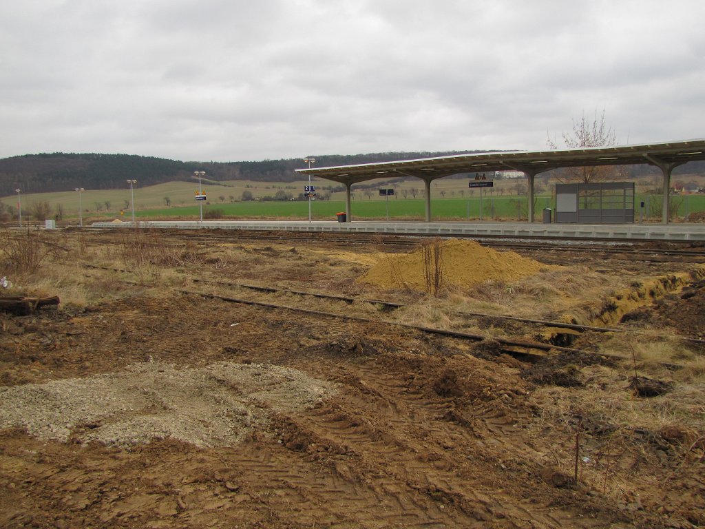 Die Fl�che der ehemaligen Rangiergleise und der modernisierte Bahnsteig, am 11.03.2012 in Laucha.