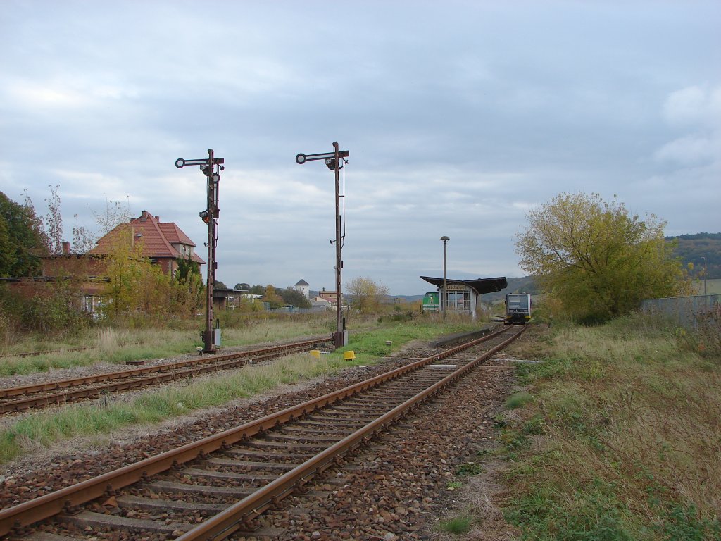 Die Fl�gelsignale und der einzig noch verbliebene  richtige  Bahnsteig im Bf Laucha; 25.10.2009 (Foto: Dieter Thomas)