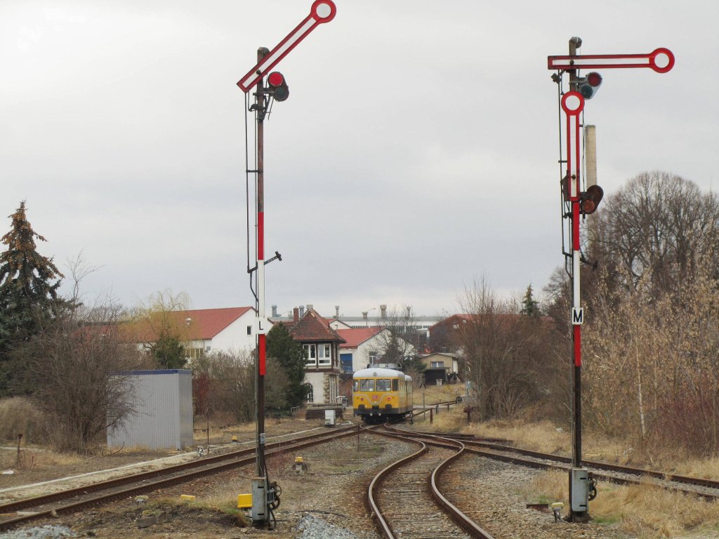 Die Fl�gelsignlae L und M im Bf Laucha. Ausfahrt hatte hier der NbZ 94021 von Naumburg Hbf nach Nebra; 12.03.2012 (Foto: Dieter Thomas)