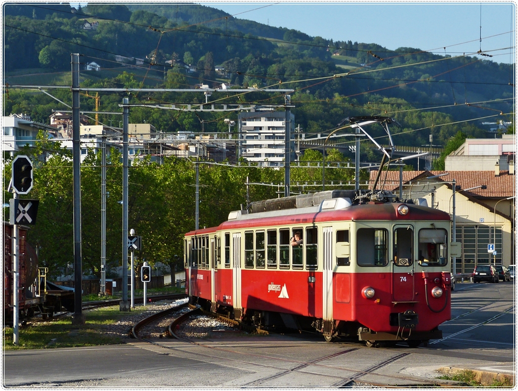 Die von Frank angesprochenen interessanten Sachen auf Christines Panoramabild des Bahnhofs von Vevey aus der Nhe betrachtet: Der Gepcktriebwagen BDeh 2/4 Nr. 74 der MVR (Transports Montreux–Vevey–Riviera) ex CEV (Chemins de fer lectriques Veveysans) mit Steuerwagen Bt 221, aus Blonay kommend, bei der Einfahrt in den Bahnhof von Vevey, sogar mit Fotograf. 25.05.2012 (Hans)