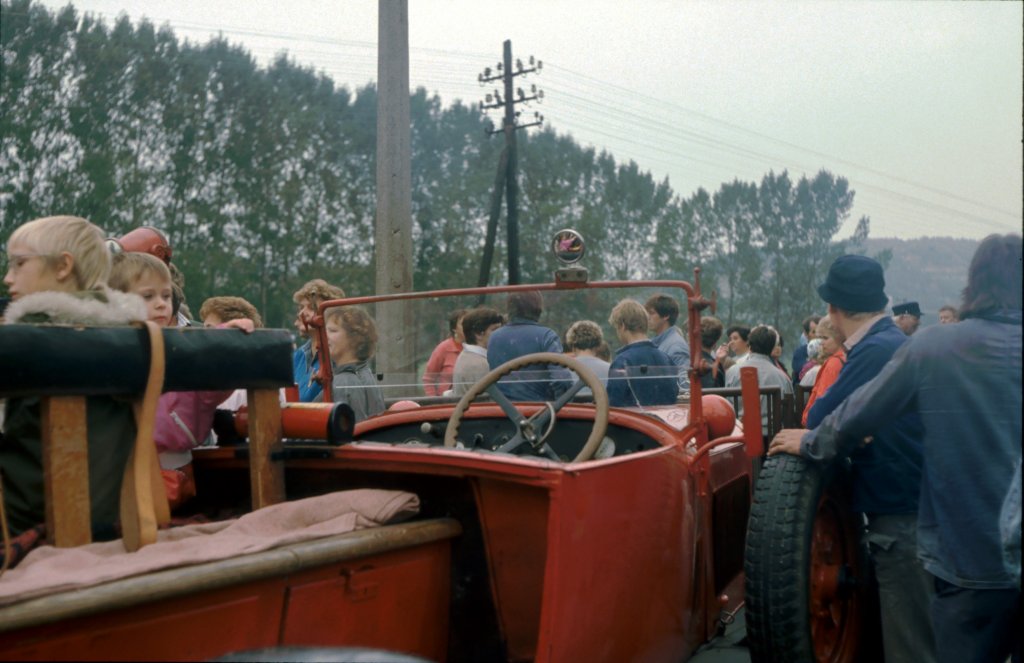 Die freiwillige Feuerwehr Balgst�dt und zahlreiche Besucher zum 100. Geburtstag der Unstrutbahn am 01.10.1989 am Bahnsteig in Balsgt�dt. (Foto: Klaus Pollm�cher)