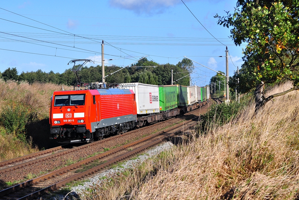 Die frisch untersuchte 189 061 rollt mit dem KT 42147 (Rostock Seehafen-Verona Q.E) durch Sildemiow in Richtung Schwerin.Geknipst am 07.10.2012 whrend der Fotopunktsuche.