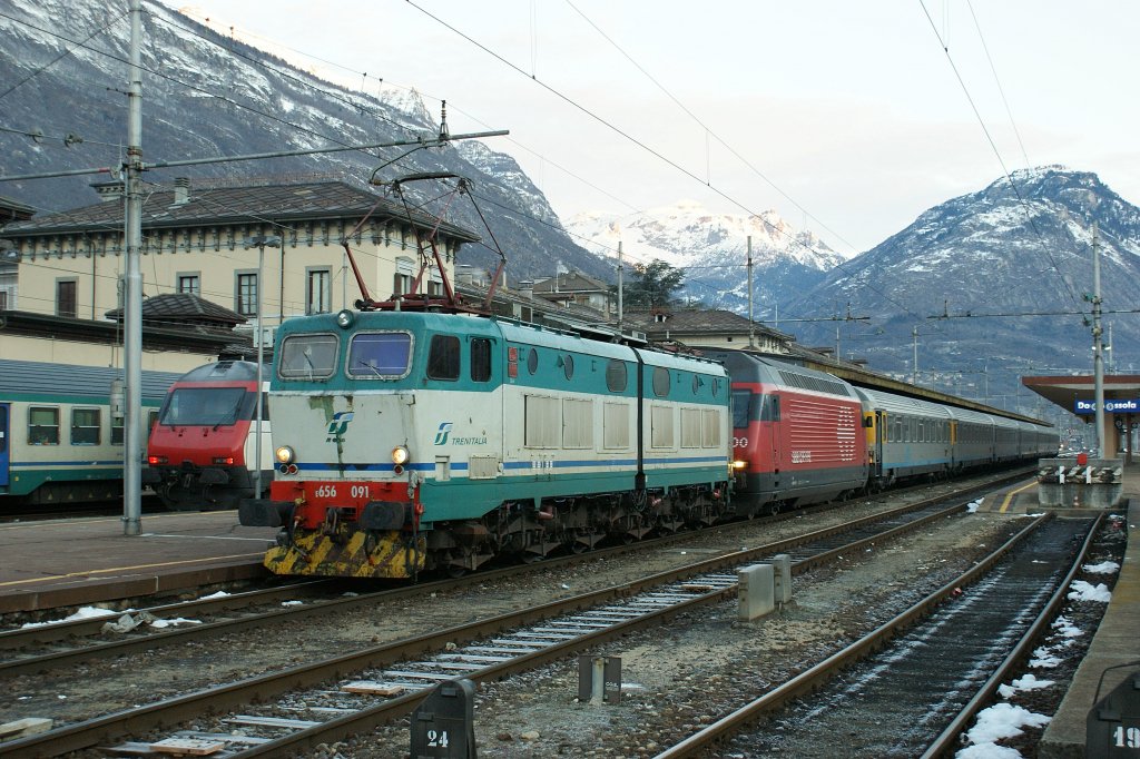 Die FS 656 091 wird den CIS EC nach Milano benehmen, sobald sie die SBB 460 weggezogen und dann abgestoen haben wird. 
Domodossola 12. Januar  2009.