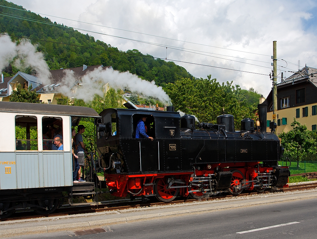 Die G 2x2/2 Malletdampflok 105 der Museumsbahn Blonay–Chamby fhrt am 27.05.2012 von Blonay hinauf nach Chamby bzw. zum Museum Chaulin.                                                                       Die Lok eine HK95 der Maschinenbau-Gesellschaft Karlsruhe wurde 1918 unter der Fabrik No. 2051 fr Kleinbahn Voerde-Haspe–Breckerfeld (Nr. 28) gebaut. Die 1.000 Lok hat die Achsfolge B'Bn4vt, ein Dienstgewicht 36,0 t die Hchstgeschwindigkeit betrgt 35 km/h.
Ab 1927 wurde die Kleinbahn von Hagener Straenbahn AG bernommen und elektrifiziert, und die  Nr. 28  wurde an die Zell-Todtnau-Eisenbahn (in der Nhe von Freiburg) der Sddeutsche Eisenbahn-Gesellschaft (SEG) abgegeben. Sie erhielt die  Nummer 105  -  Todtnau , und blieb im Schwarzwald bis zur Streckenstillegung der Linie im Jahre 1968. 