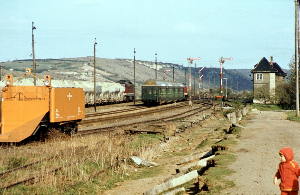 Die Gleisanlagen im Bf Laucha mit dem Stellwerk Lo, einem abgestellten Schneepflug, einem Zementzug aus Karsdorf und dem Leerzug aus Leuna S�d auf der Fahrt in Richtung Naumburg; 27.04.1982 (Foto: Klaus Pollm�cher)