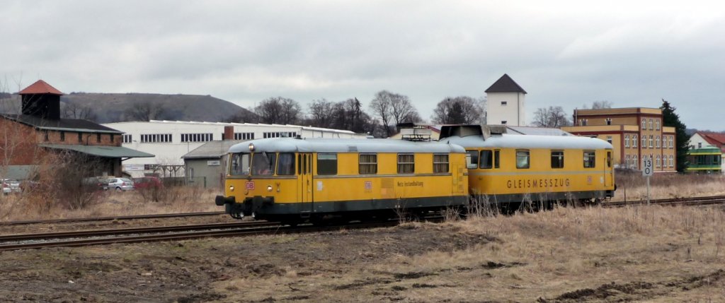 Die Gleismesstriebwagen 725 002-0 + 726 002-9 von DB Netz Instandhaltung auf der Fahrt von Naumburg Hbf nach Nebra, bei der Durchfahrt im Bf Laucha am 12.03.2012. (Foto: Klaus Pollm�cher)