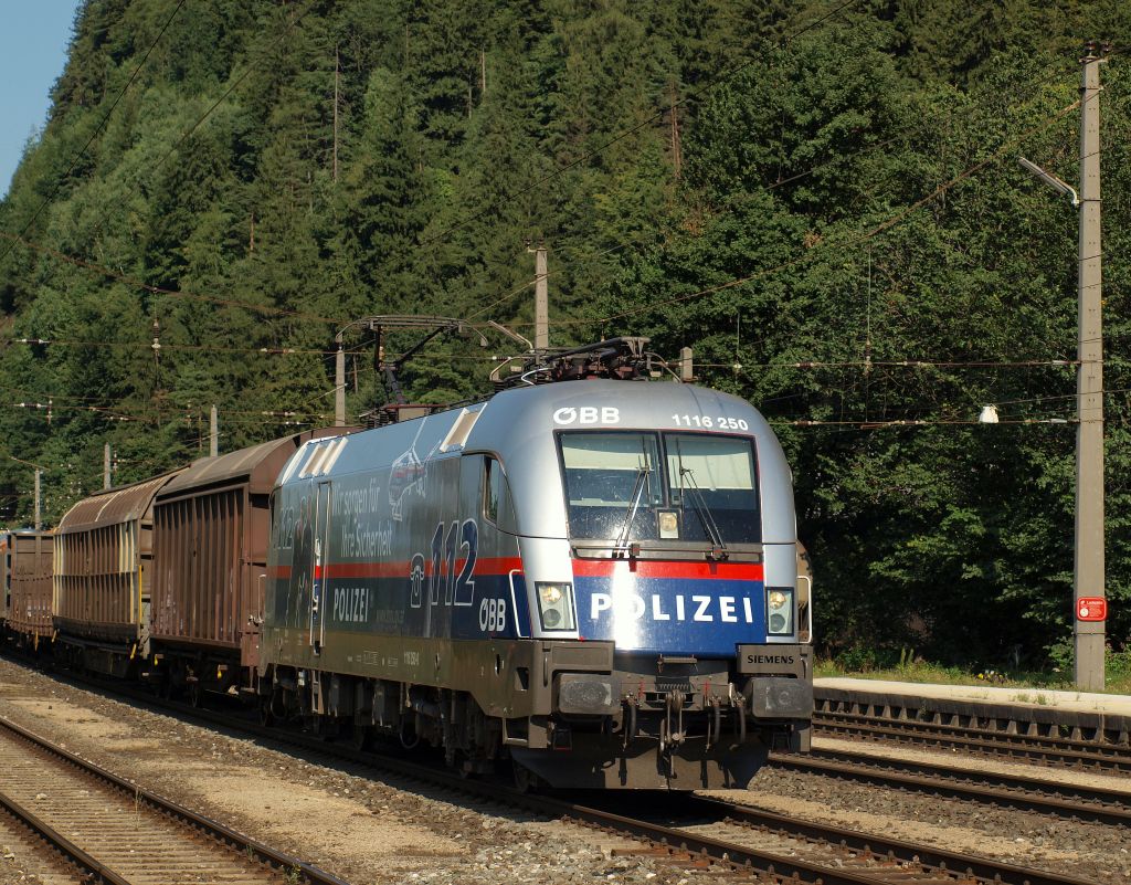 Die grte berraschung war am 2.8.11 in Brixlegg der 1116 250 mit der neuen Polizeiwerbung auf dem Weg zum Brenner.