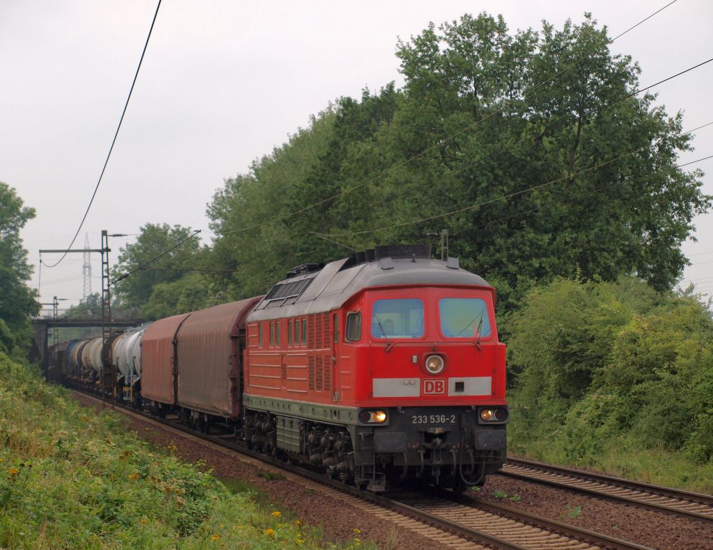 Die groe 233 536-2 zog einen Gemischten Gterzug durch das verregnete Hannover-Ahlten.