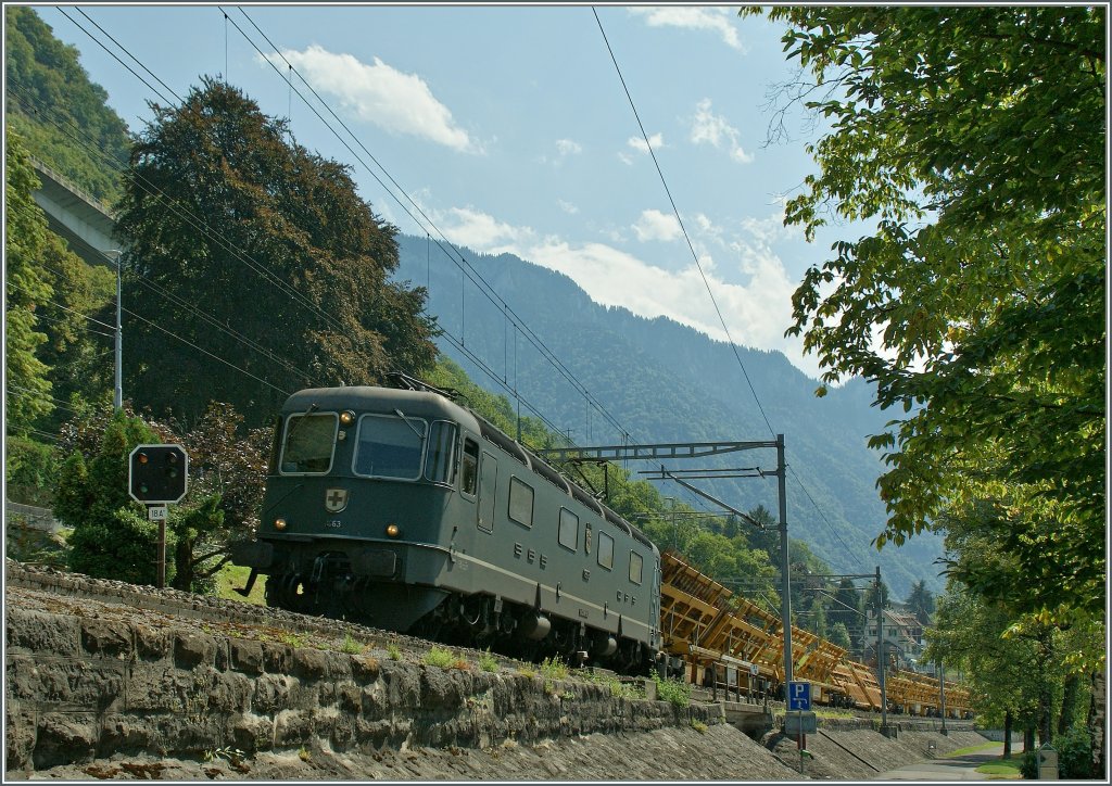 Die grne Re 6/6 11663 mit runden Lampen bei Villeneuve. 
24. Aug. 2011