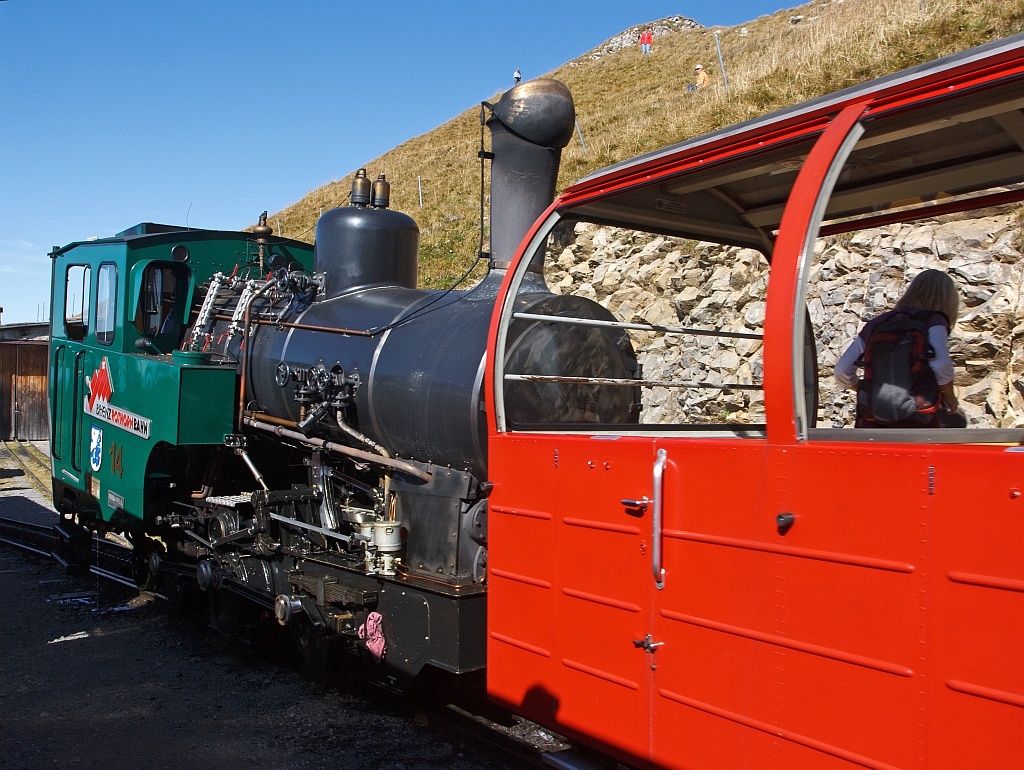 Die Heizl befeuerten BRB Lok 14 steht auf dem Bergbahnhof Rothorn Kulm (2.244 m . M.) am 01.10.2011.