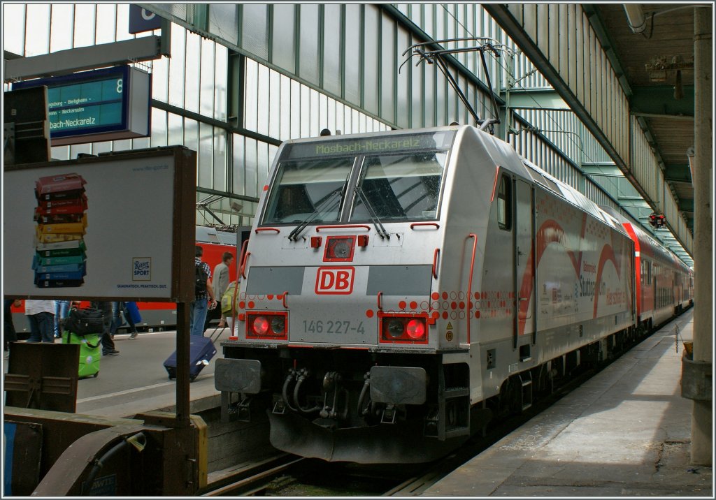 Die  Herz -Lok mitten im Geschehen: die 146 227-4 in Stuttgart HBF am 21.Juni 2012.