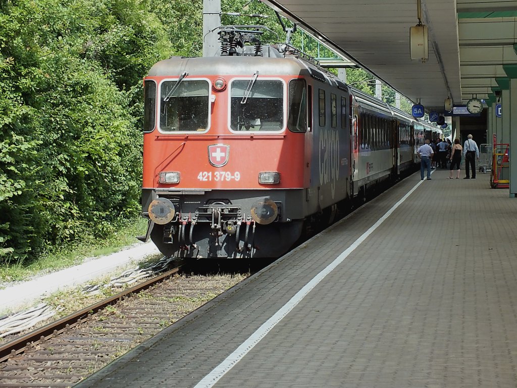 Die Hitze des 23.7.13 machte 421 379 offenkundig schwer zu schaffen. Nach der Ankunft in Bregenz gab sie den Geist auf und wollte sich nicht mehr bewegen. O-Ton des Lokfhrers gegenber der Zugchefin:  Das ist schon das dritte Mal heute. Bisher hab ich sie wieder ans Laufen gekriegt. 