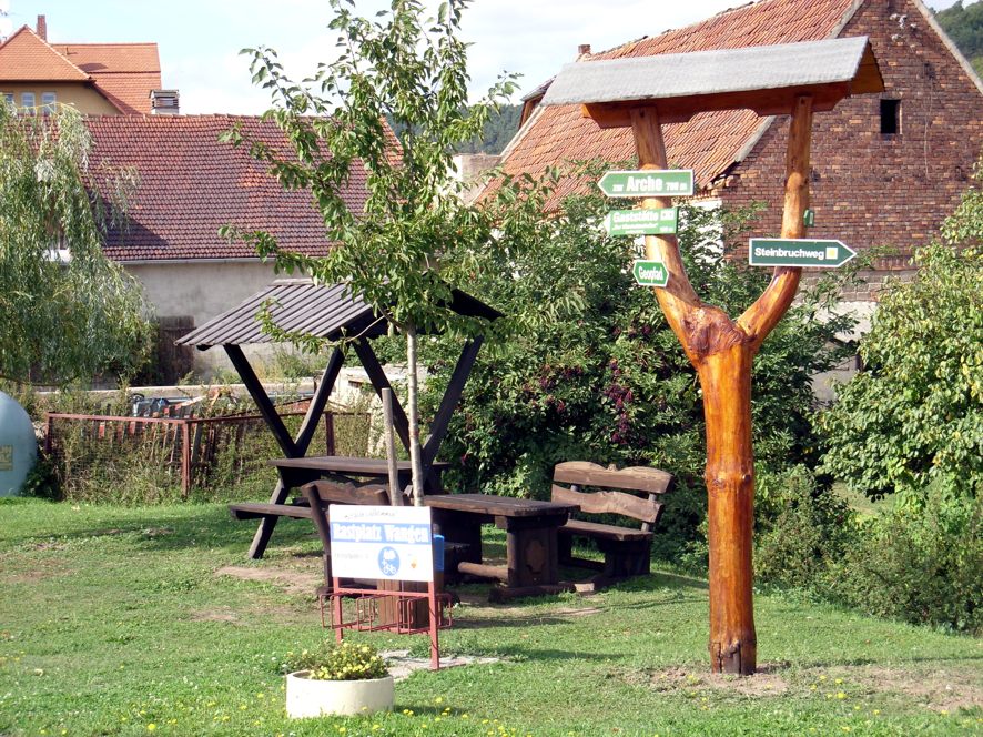 Die von der IG Unstrutbahn e.V. errichtete Sitzecke neben dem Hp Wangen; 11.09.2009 (Foto: Klaus Pollm�cher)