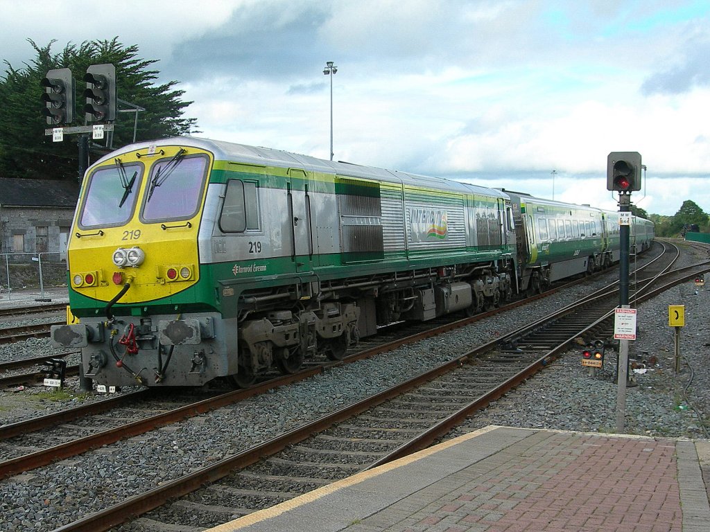 Die IR Grodiesellok 219 in den neuen  IC  Farben bei der Abfahrt in Malow am 4. Okt. 2006.