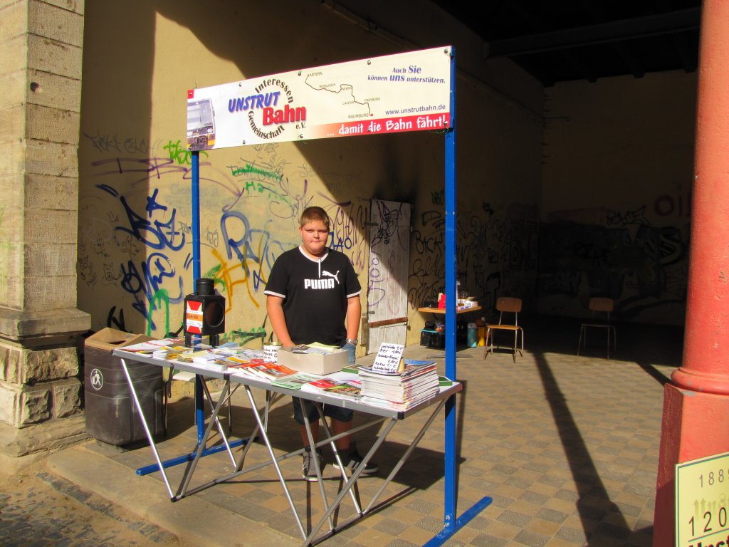 Die Jugend half an unserem Infostand w�hrend dem Winzerfest am Bf Freyburg auch tatkr�ftig mit, um die Reisenden mit Informationen, S�ssigkeiten und Getr�nken zu versorgen; 11.09.2010