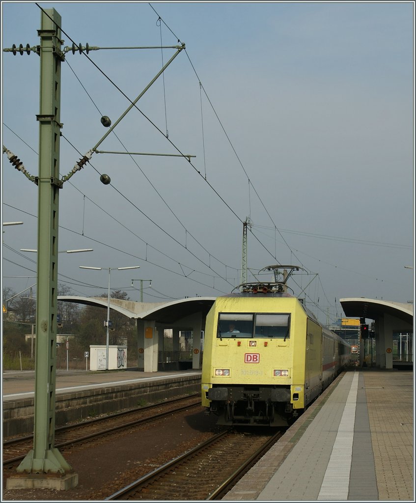 Die kanarienvogelgelbe DB 101 013-1 erreicht mit ihrem IC 2319 Heidelberg. 
29. Mrz 2012