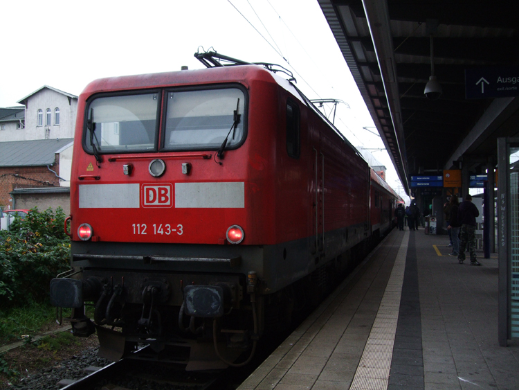 Die Kieler 112 143-3 steht mit Ihrer S1 von Rostock Hbf Richtung Warnemnde im Rostocker Hbf.(10.11.10)