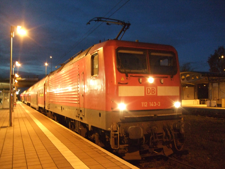 Die Kieler 112 143-3 steht mit Ihrer S1 von Rostock Hbf Richtung Warnemnde im Haltepunkt Rostock-Ltten Klein.(11.11.10)