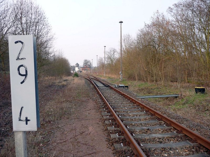 Die Kilometertafel 29,4 an der Einfahrtsweiche vom Bf Nebra am 04.04.2009. (Foto: Ralf Kuke)