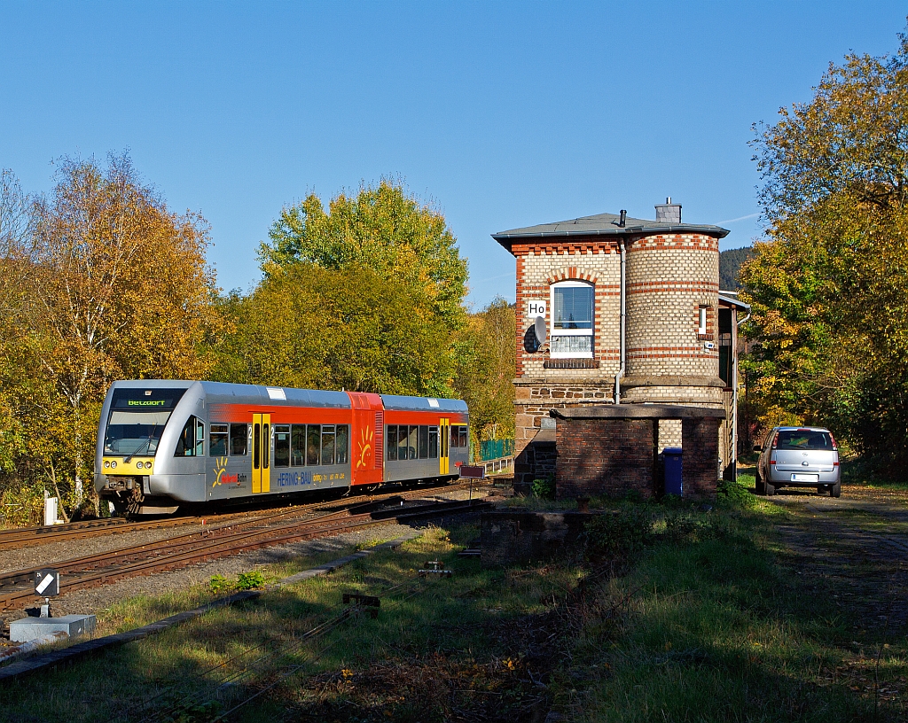 
Die Konkurrenz ist weg, da muss der Fotospezialist fr die Hellertalbahn mal wieder zeigen was er drauf hat;-) Ein GTW 2/6 der Hellertalbahn kommt am 27.10.2012 von Neunkirchen, ber die genamtliche Strecke  Hellertalbahn  (KBS 462 ), hier passiert er gerade das Stellwerk Herdorf Ost (Ho) und fhrt gleich in den Bahnhof Herdorf ein, das Ziel ist Betzdorf/Sieg.