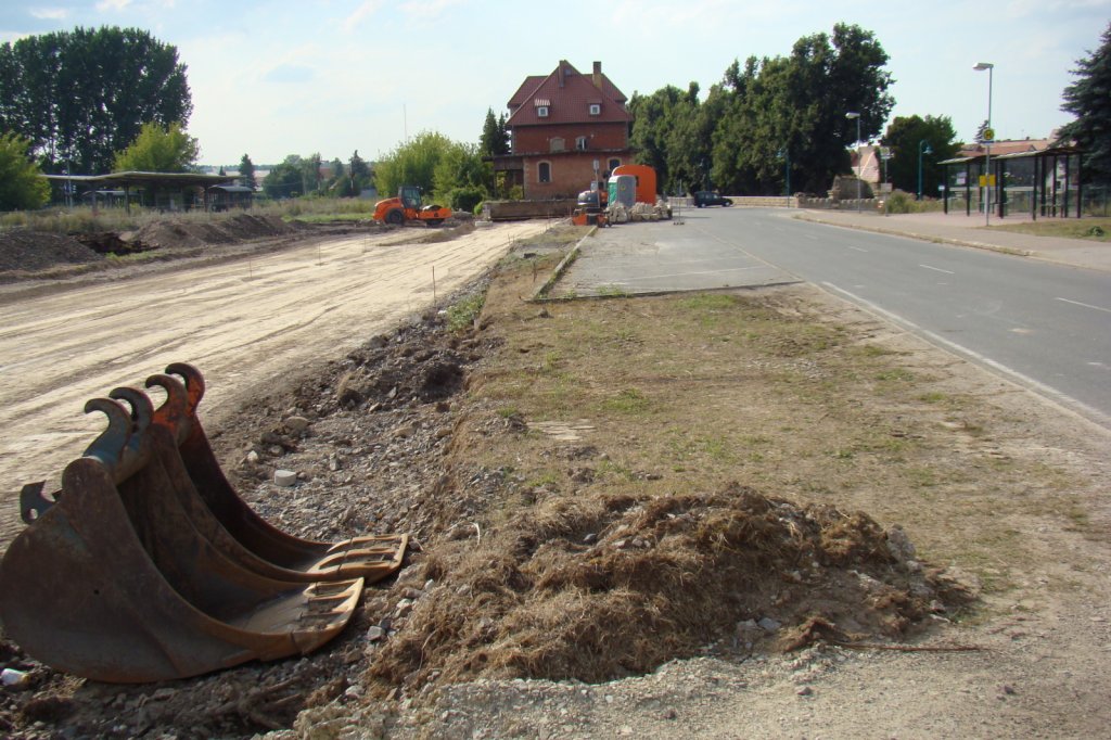 Die Ladestra�e am Bahnhof Laucha. Links auf dem Bereich der fr�heren Rangiergleise ensteht durch den Bau der Bahn-Bus-Schnittstelle die Wendeschleife der Busse. Die jetzige Bushaltestelle wird nach links auf das ehemalige Gleisfeld verlegt; 06.08.2013 (Foto: G�nther G�bel)