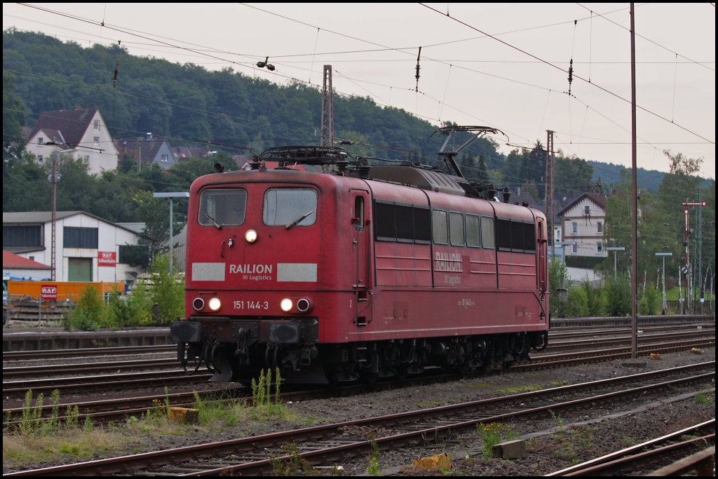 Die  latzlos-orientrote  151 144 stand aufgerstet am Abend des 15.08.11 in Kreuztal