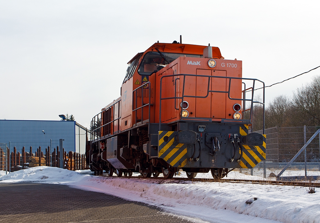 Die Lok 42 (eine MaK 1700 BB) der KSW (Kreisbahn Siegen-Wittgenstein) drckt einem Gterzug mit Rundstahl beladenen Res-Wagen, am 18.03.2013 in Burbach/Siegerland, auf dem Werksanschlu zum dem Blankstahlwerk. 

Die Aufnahme konnte ich von einem ffentlichen Parkplatz machen.