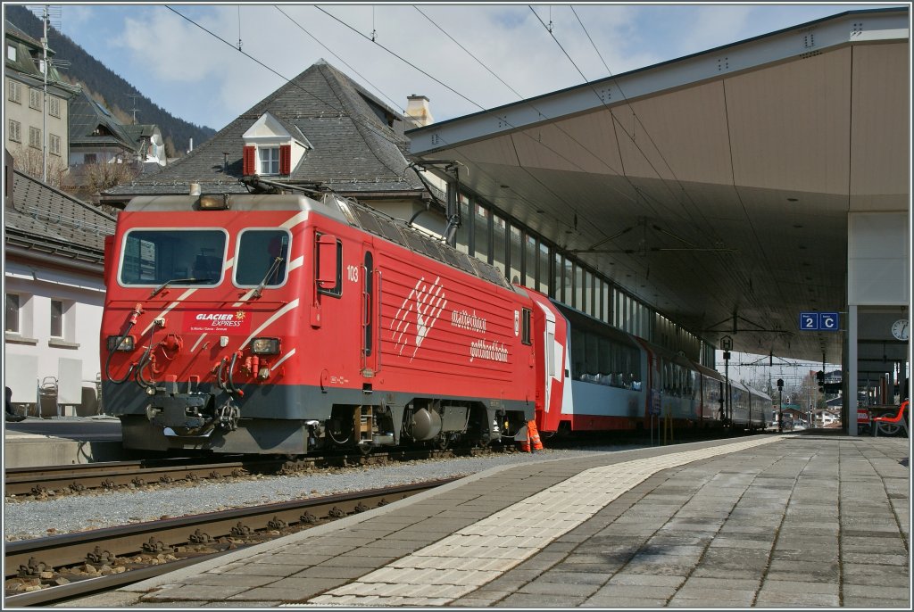 Die MGB HGe 4/4 103 bernimmt in Disentis den Glacier Express zur Weiterfahrt nach Zeramtt. 
15. Mrz 2013