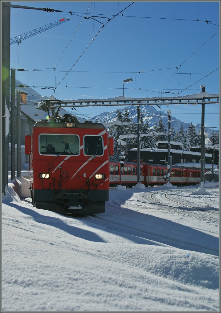 Die MGB HGe 4/4 manvriert ihren Zug nach Disentis von Gleis zwei nach Gleis eins.
Andermatt, den 12.12.12