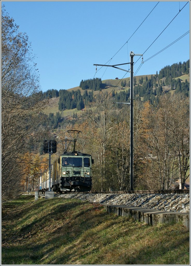 Die MOB  Schokoladen - GDe 4/4 mit einem Regionalzug nach Zweisimmen zwischen Saanen und Gstaad am 5. Nov. 2010