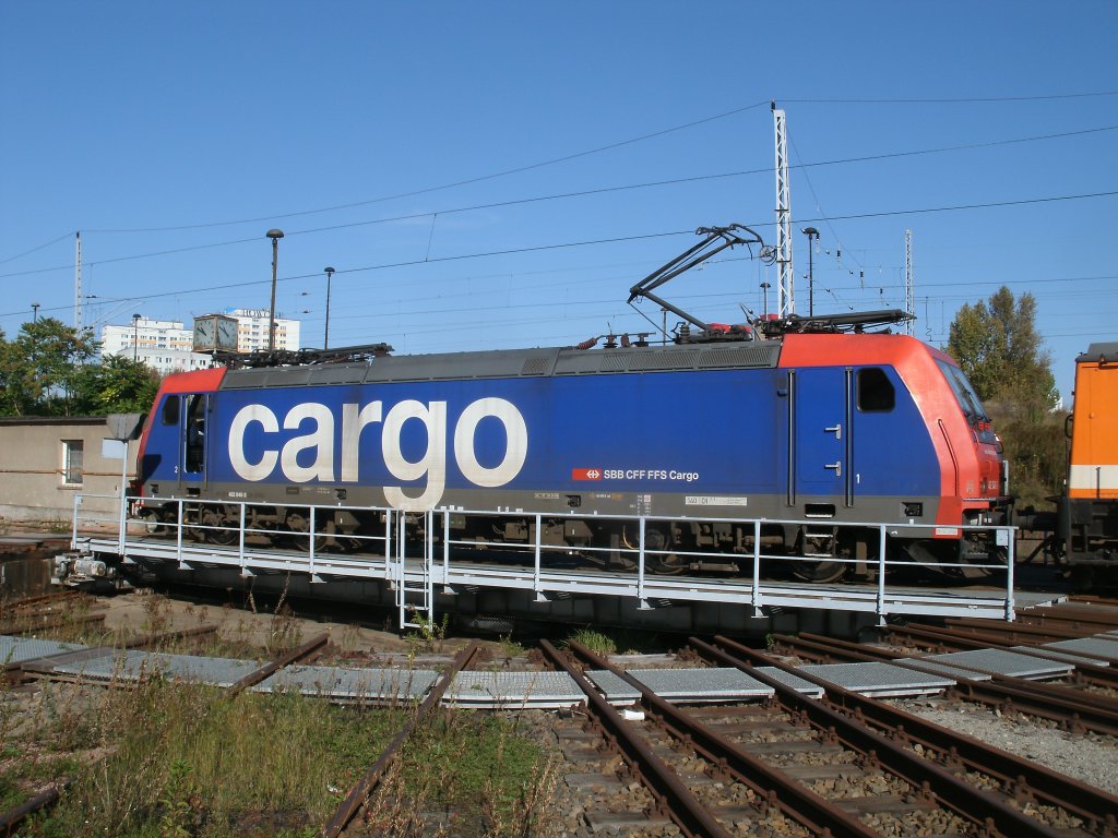 Die momentan fr LOCON fahrende Re482 040,am 01.Oktober 2011,auf der Drehscheibe in der Einsatzstelle Berlin Lichtenberg.