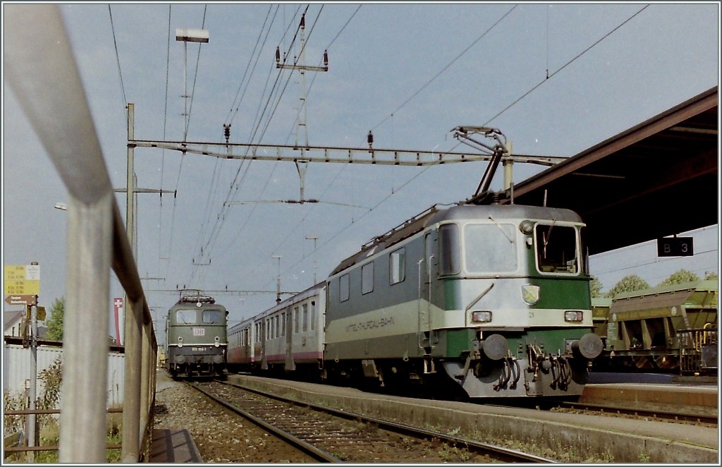 Die MThB Re 4/4 III (Privatbahnversion) mit einem Regionalzug nach (bzw von) Wil in Weinfelden; und Matthias, im Hintergrund zeigt sich schon wieder eine interessante, aber dir wohl bestens bekannte Lok...
26.09.1996/gescanntes Negativ