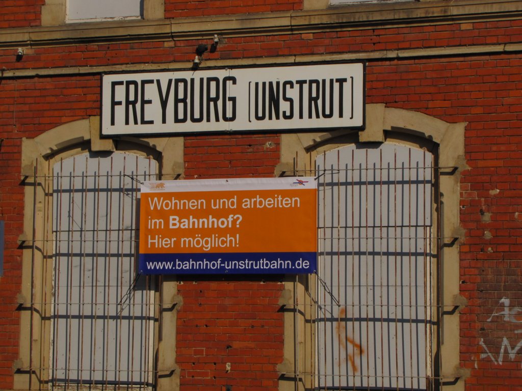 Die NASA macht f�r den Verkauf der Bahnh�fe entlag der Unstrutbahn am Freyburer Bahnhofsgeb�ude mit einem Banner Werbung; 21.03.2011